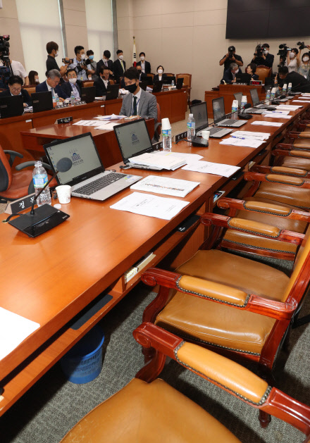 국토위 민주당 의원들이 28일 부동산법 상정에 항의해 통합당 의원들이 퇴장한 가운데 전체회의를 진행하고 있다. 연합뉴스